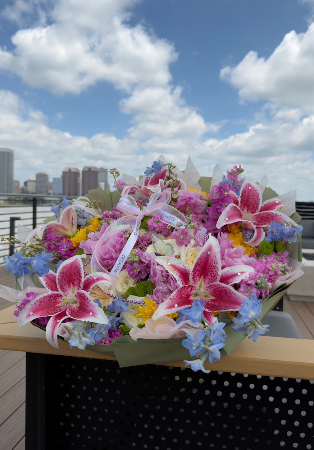 Lilies blooming bouquet Xl